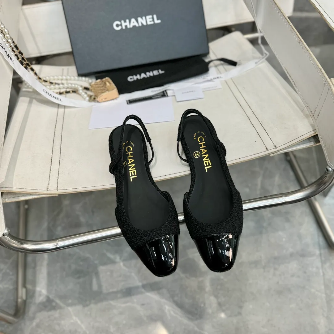 👟👟Ex-factory price 480👟👟 CHANEL Chanel flat bottom series🌹Fashionable classic sandals loved by all stars Fabric [👉] Mixed sheepskin👣🐏 Lining [👉] Silk sheep lining👣🐏 Insole [👉] Silk sheep👣🐏 Sole [👉] Genuine leather outsole imported from Italy 🌻 Packaging [👉] Chanel original box packaging 🌸 Code number [🦶🏻] 34-42 (⚠️34.41.42 is a custom code and cannot be returned or exchanged. Please understand)